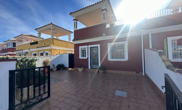 Herverkoop - Town house / semi detached -
Orihuela - Entre Naranjos Vistabella