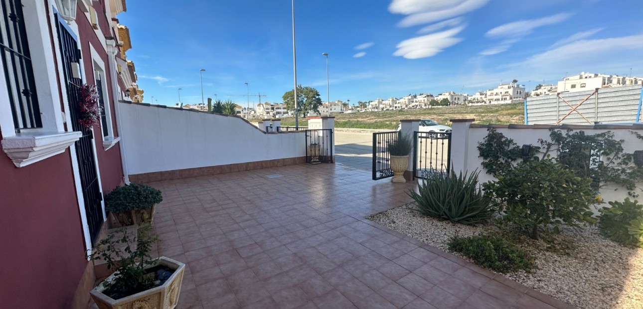 Herverkoop - Town house / semi detached -
Orihuela - Entre Naranjos Vistabella