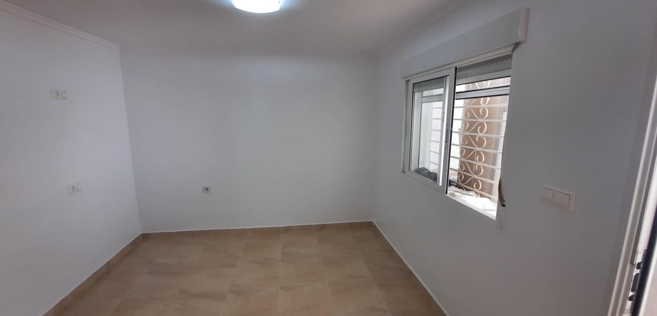 Herverkoop - Appartement / flat -
Torrevieja - Torretas