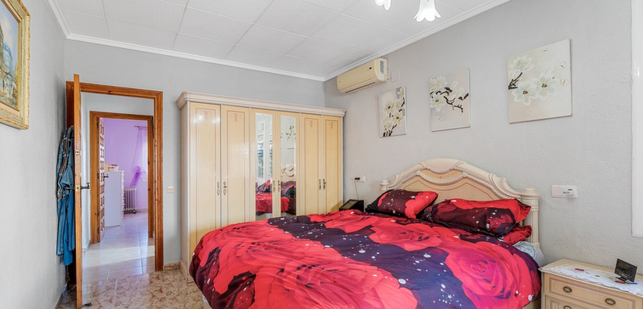 Sale - Villa -
Torrevieja - La Siesta