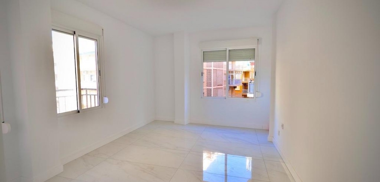 Venta - Apartamento / piso -
Torrevieja - Playa del cura