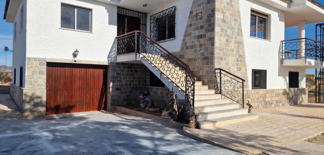 Herverkoop - Villa -
Cieza