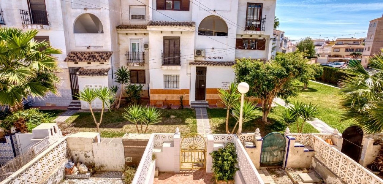 Sale - Villa -
Torrevieja - Calas blanca