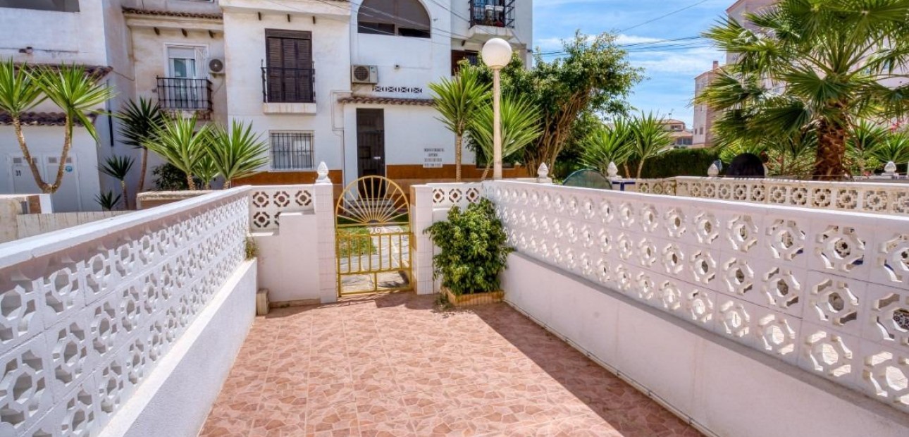 Sale - Villa -
Torrevieja - Calas blanca