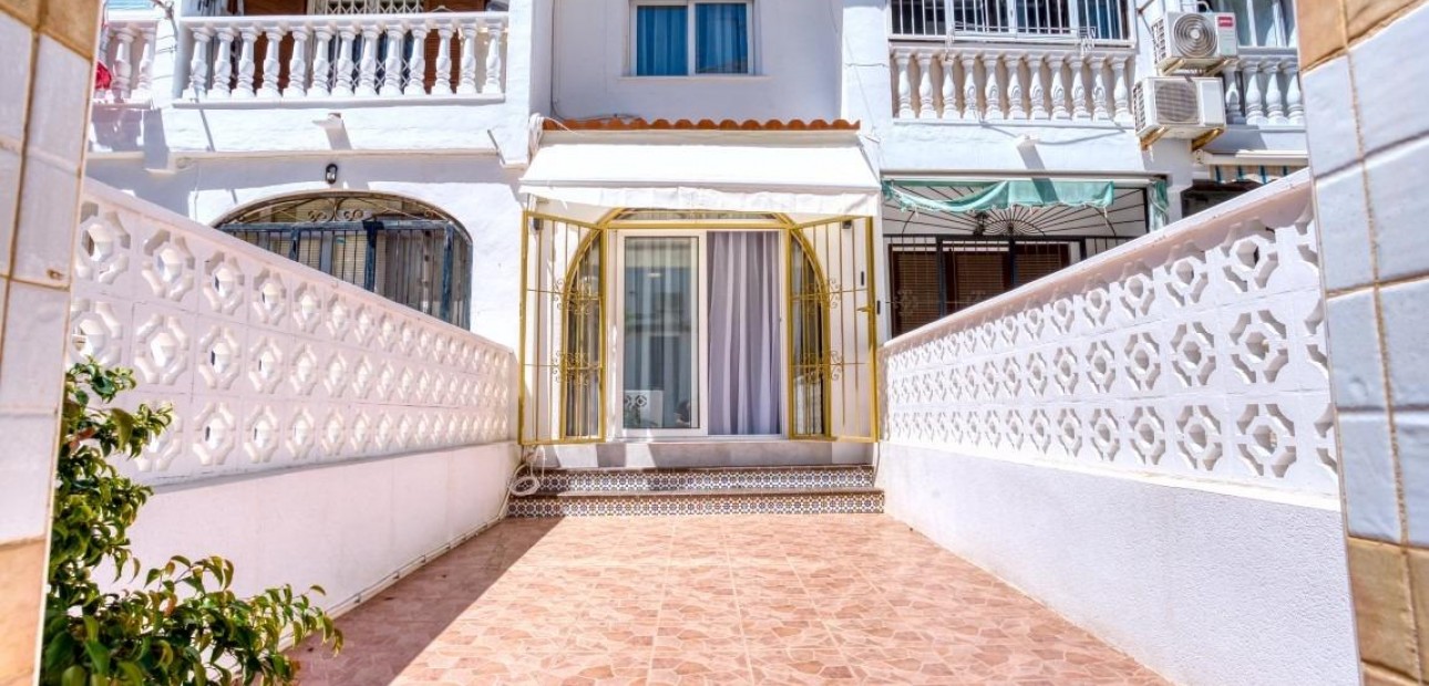 Sale - Villa -
Torrevieja - Calas blanca