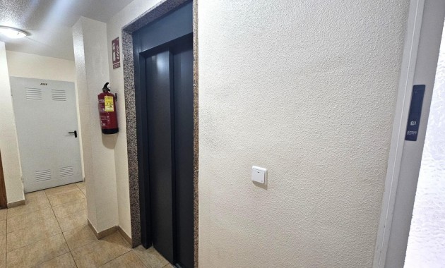 Sale - Apartment / flat -
Torrevieja - Paseo maritimo