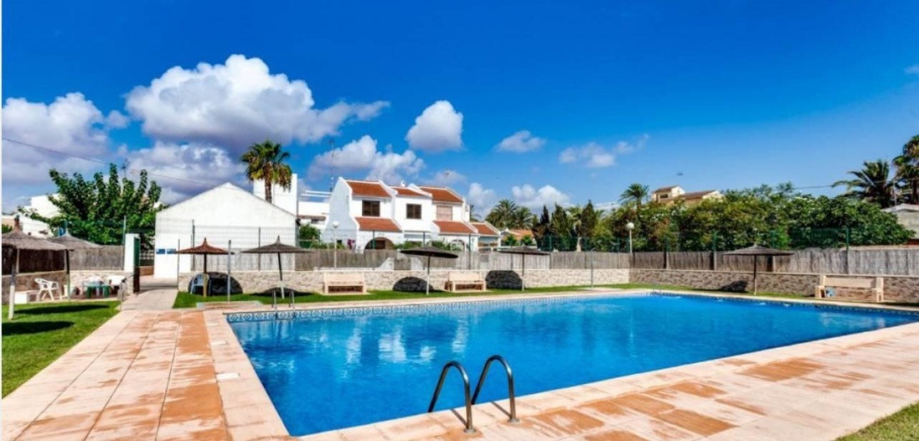 Sale - Apartment / flat -
Torrevieja - Calas blanca