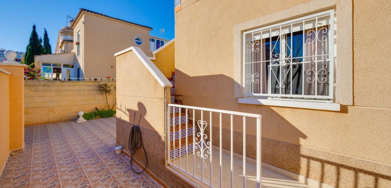 Sale - Villa -
Torrevieja - Playa de los locos