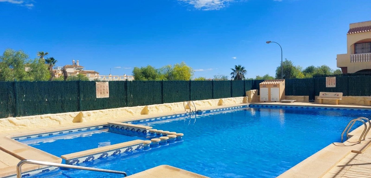 Sale - Bungalow -
Orihuela Costa - La Florida