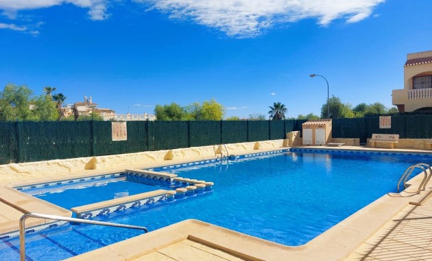 Sale - Bungalow -
Orihuela Costa - La Florida