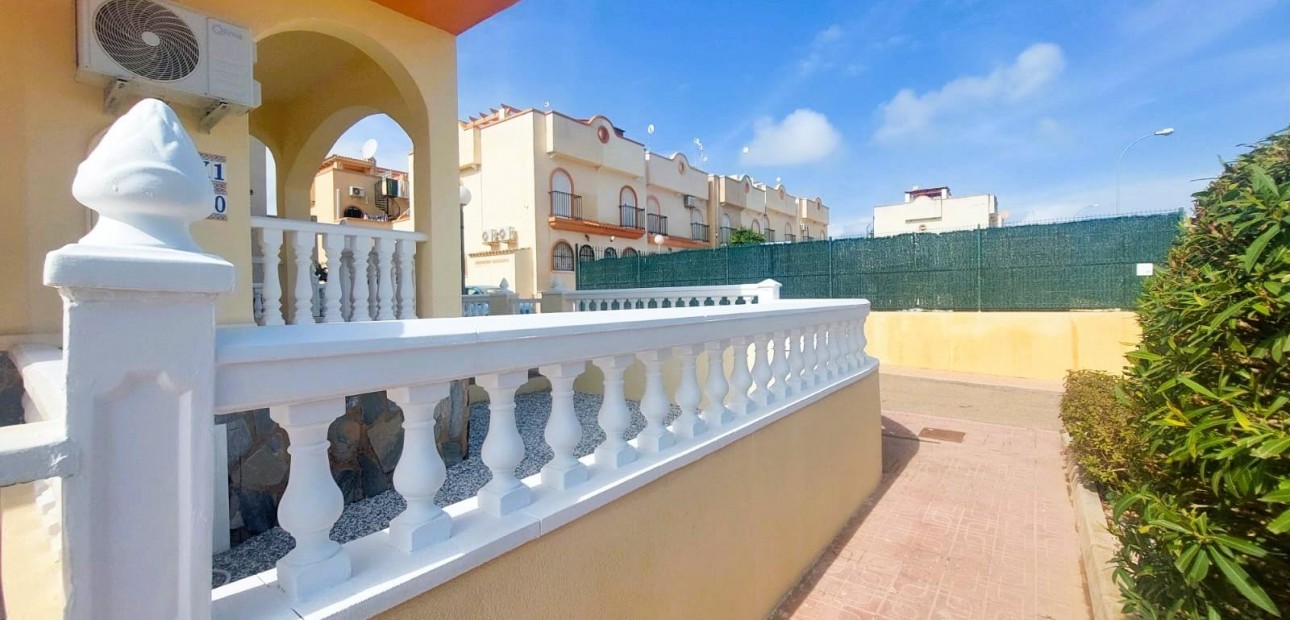 Sale - Bungalow -
Orihuela Costa - La Florida