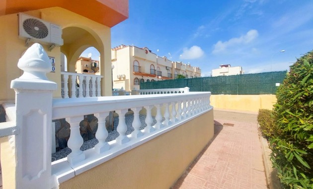 Sale - Bungalow -
Orihuela Costa - La Florida