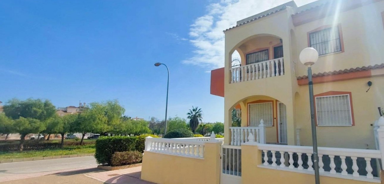 Sale - Bungalow -
Orihuela Costa - La Florida