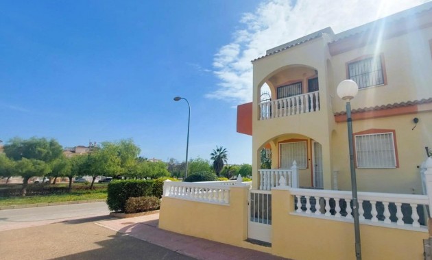 Sale - Bungalow -
Orihuela Costa - La Florida