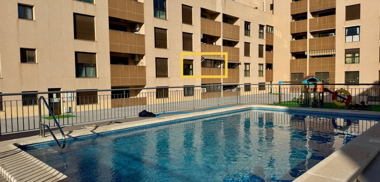 Sale - Apartment / flat -
Torrevieja - Centro