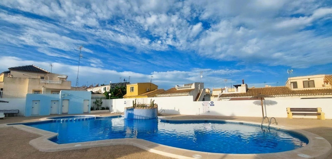 Sale - Villa -
Torrevieja - La siesta