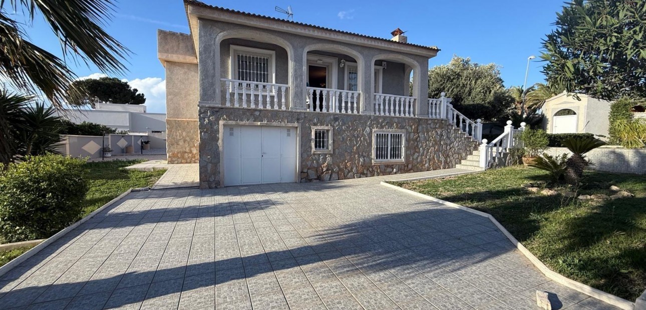 Sale - Villa -
Torrevieja - Los Balcones - Los Altos del Edén