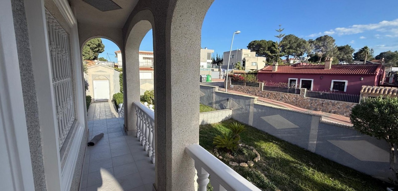 Sale - Villa -
Torrevieja - Los Balcones - Los Altos del Edén