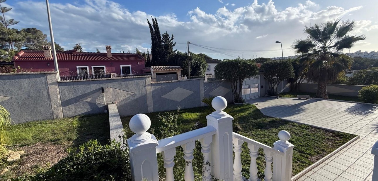 Sale - Villa -
Torrevieja - Los Balcones - Los Altos del Edén