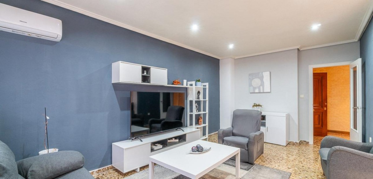 Sale - Apartment / flat -
Torrevieja - Centro