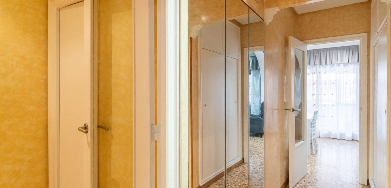 Venta - Apartamento / piso -
Torrevieja - Centro