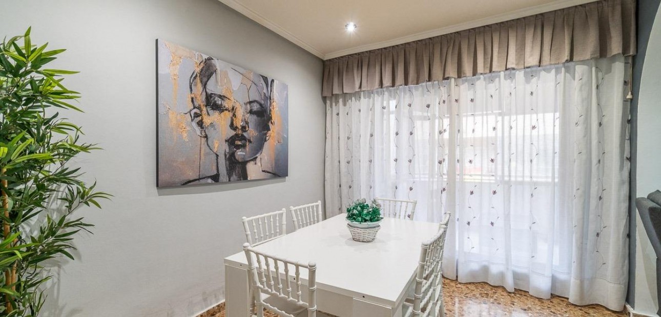 Venta - Apartamento / piso -
Torrevieja - Centro