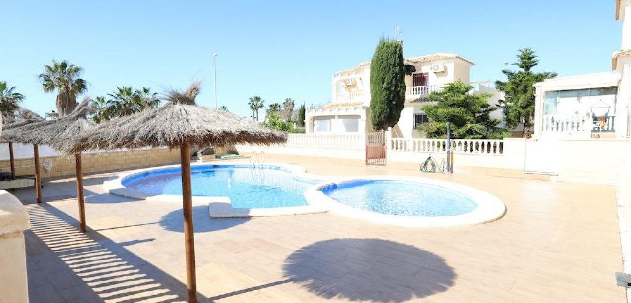 Sale - Villa -
Orihuela Costa - Lomas de Cabo Roig