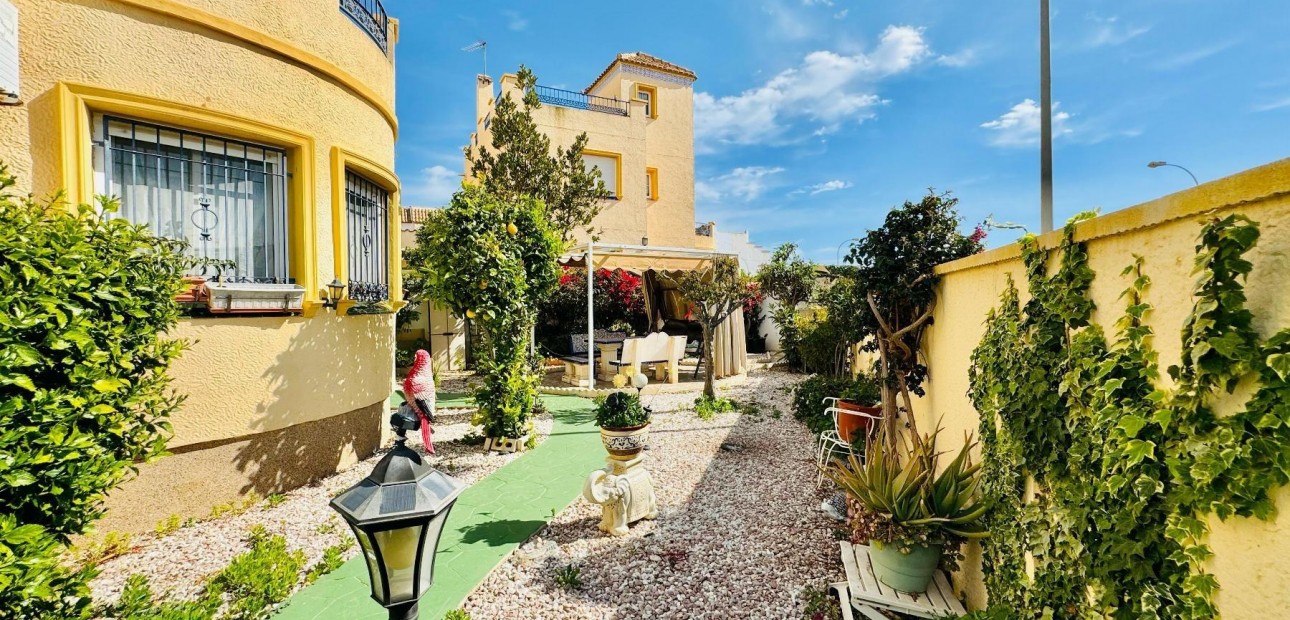 Sale - Villa -
Orihuela Costa - La Florida