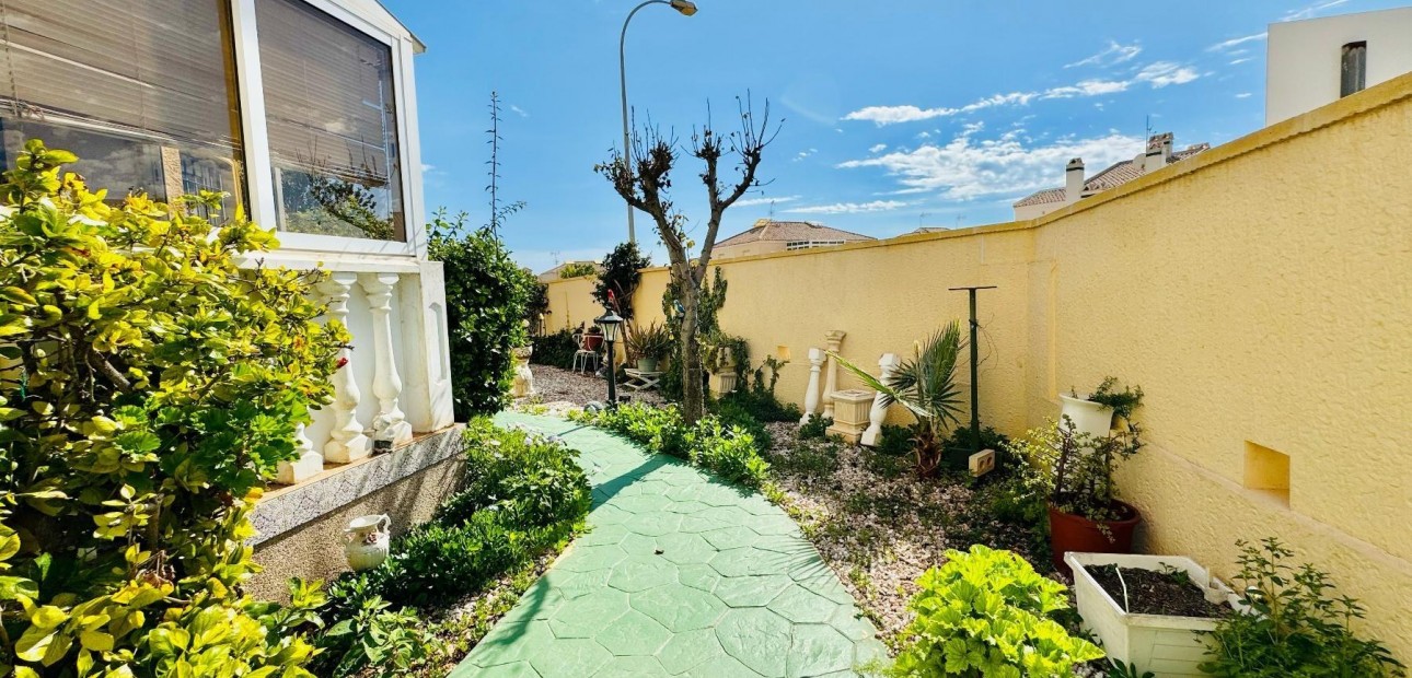 Sale - Villa -
Orihuela Costa - La Florida