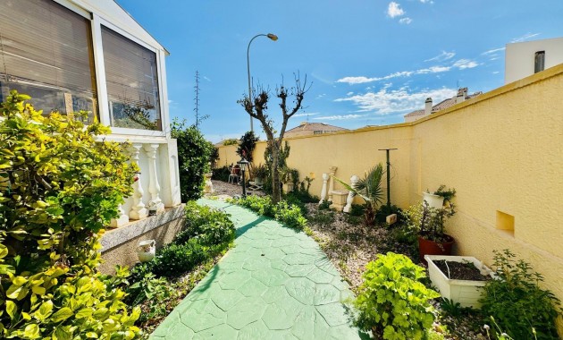 Sale - Villa -
Orihuela Costa - La Florida