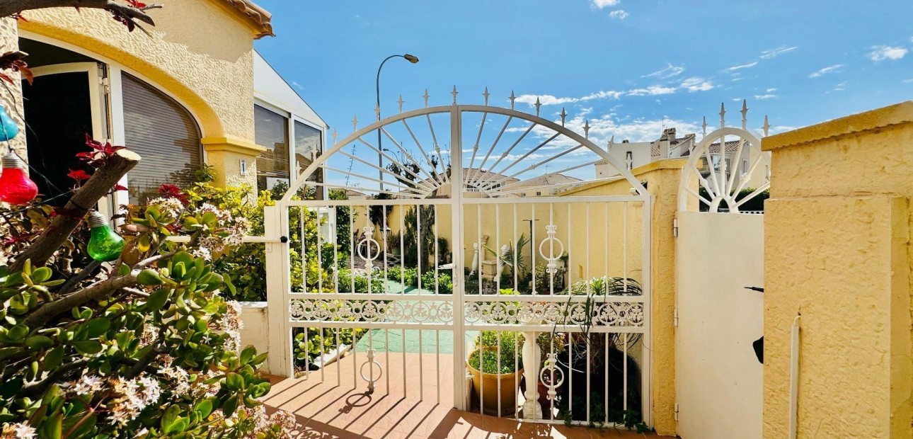 Sale - Villa -
Orihuela Costa - La Florida
