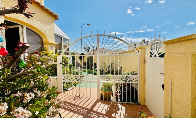 Sale - Villa -
Orihuela Costa - La Florida