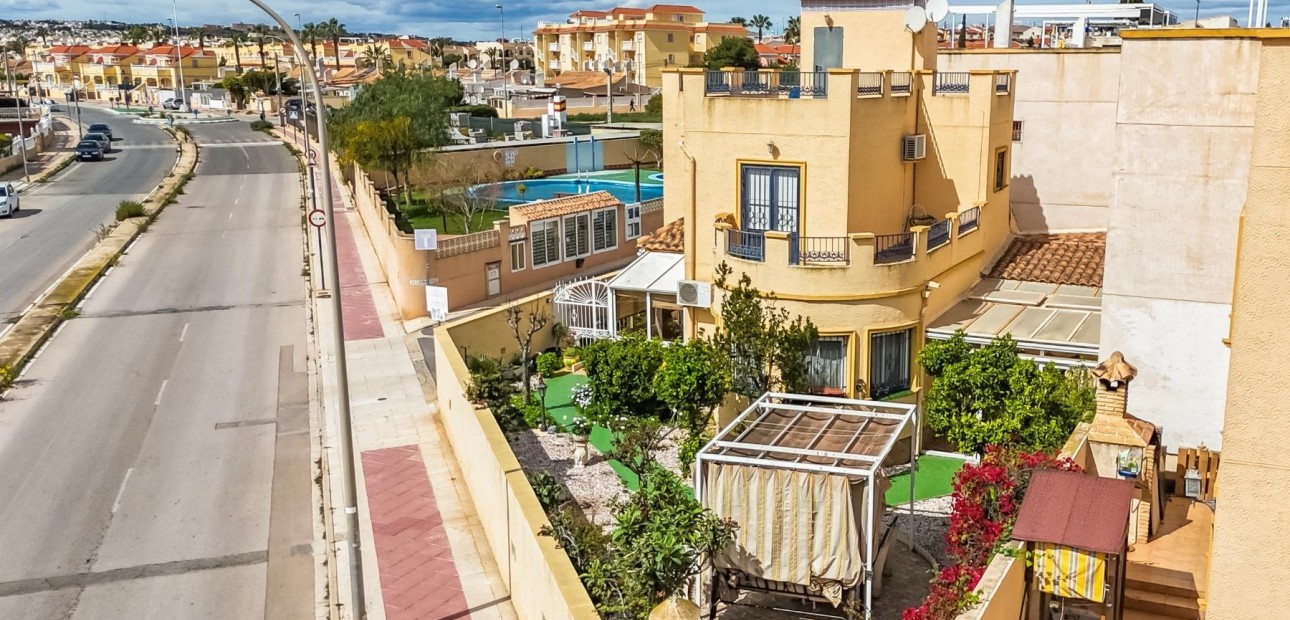 Sale - Villa -
Orihuela Costa - La Florida