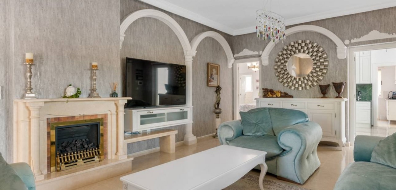 Herverkoop - Villa -
Daya Vieja