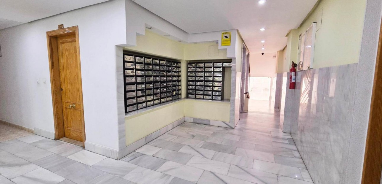 Herverkoop - Appartement / flat -
Torrevieja - Estacion de autobuses