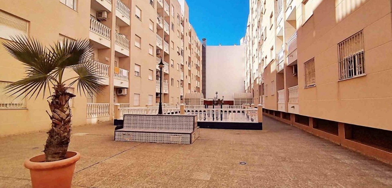 Herverkoop - Appartement / flat -
Torrevieja - Estacion de autobuses