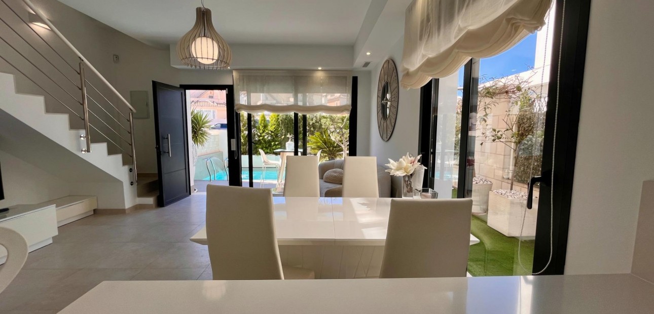Sale - Terraced house -
Orihuela Costa - Las Filipinas