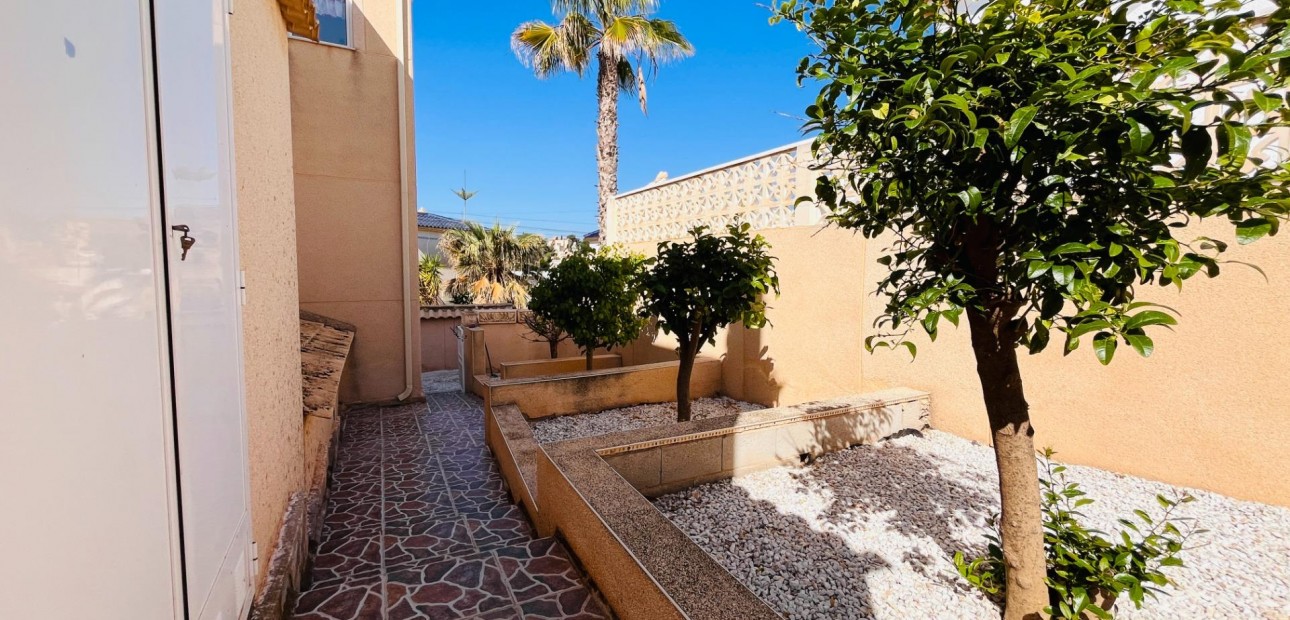 Herverkoop - Villa -
Orihuela Costa - Las Filipinas