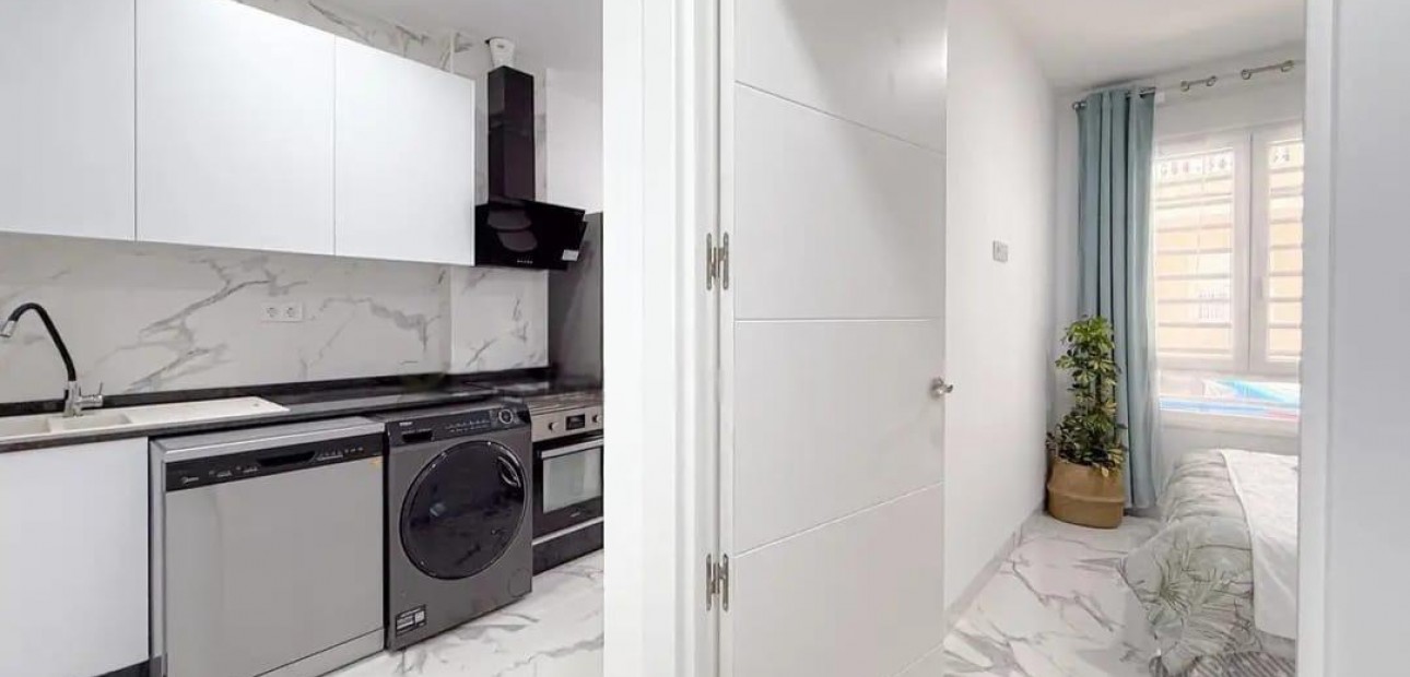 Sale - Apartment / flat -
Torrevieja - Centro