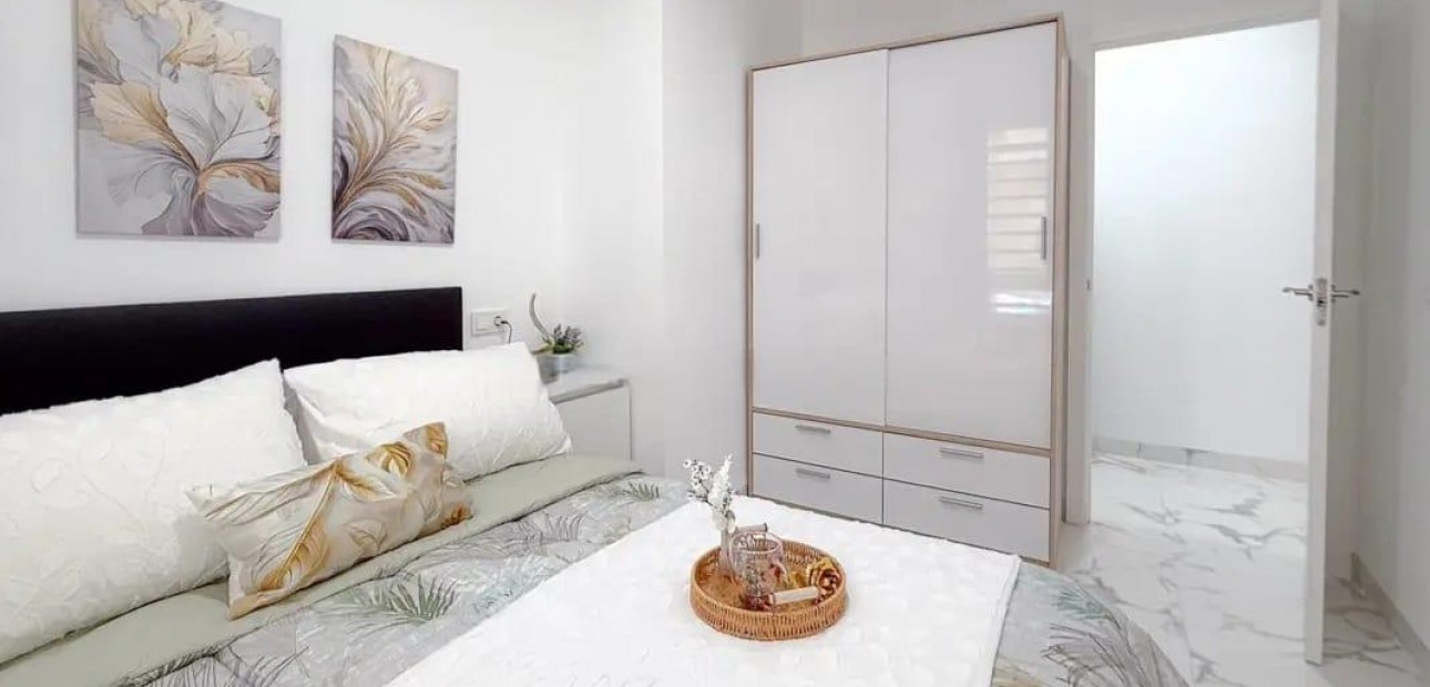 Sale - Apartment / flat -
Torrevieja - Centro