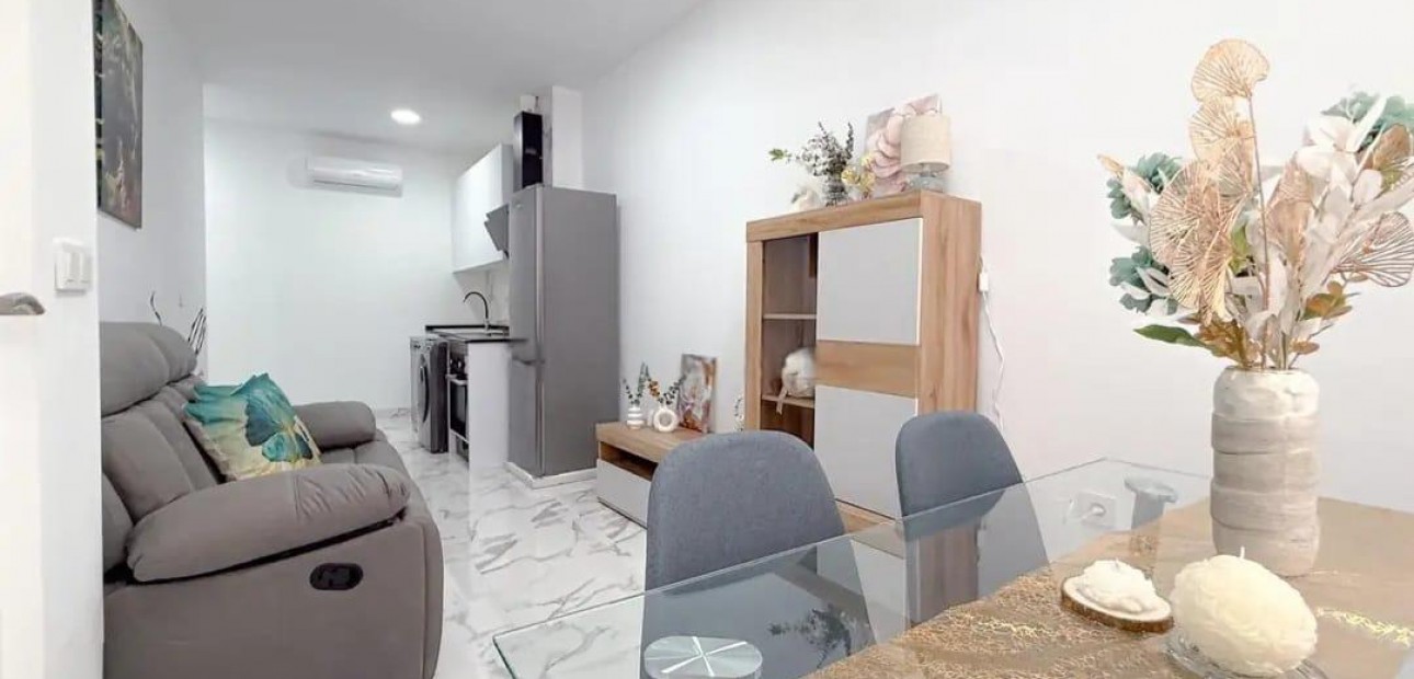 Sale - Apartment / flat -
Torrevieja - Centro