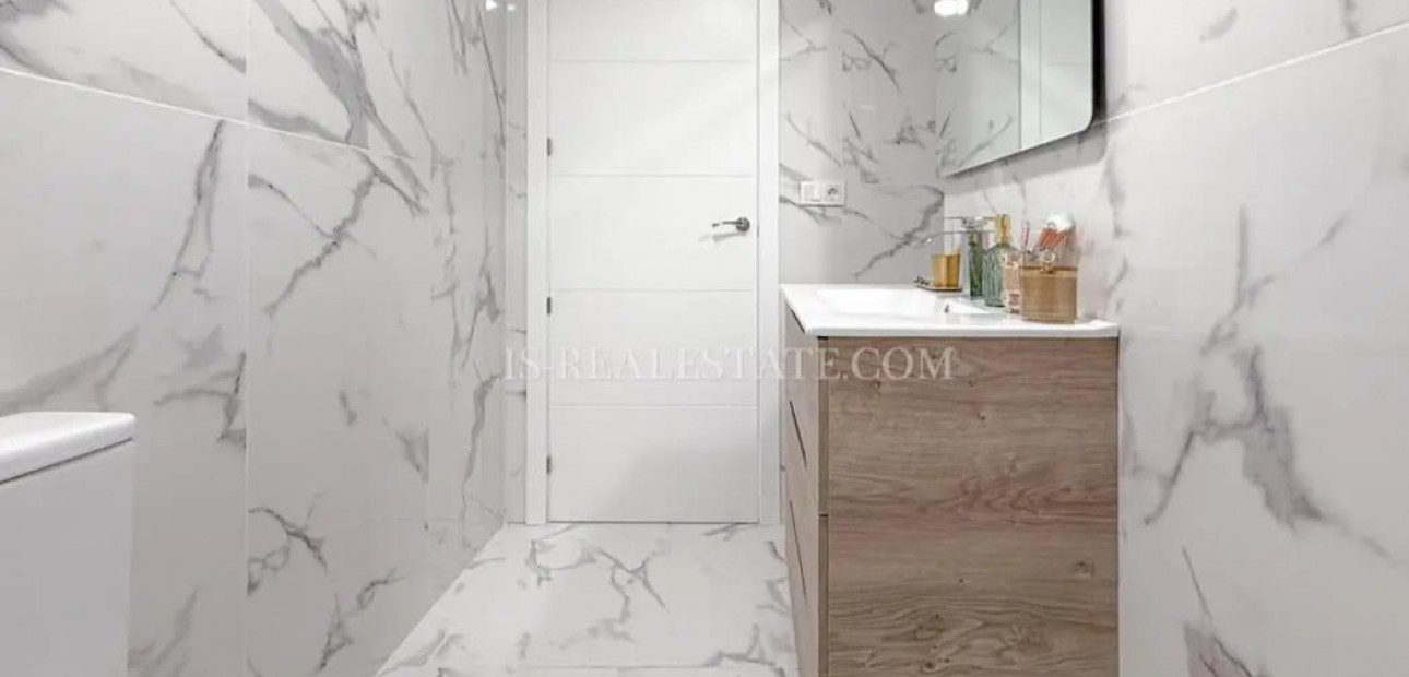 Sale - Apartment / flat -
Torrevieja - Centro