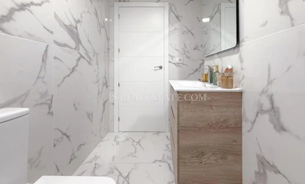 Sale - Apartment / flat -
Torrevieja - Centro