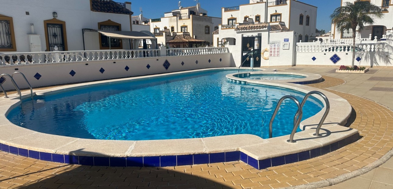 Herverkoop - Herenhuis -
Orihuela - Entre Naranjos Vistabella