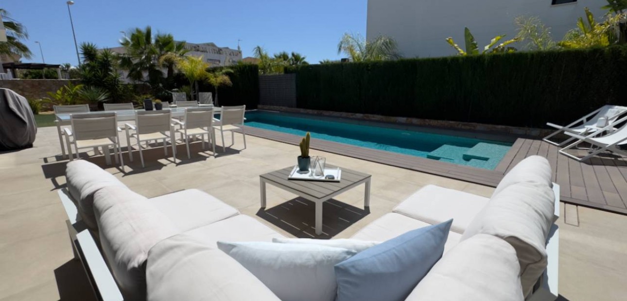 Sale - Villa -
Ciudad Quesada