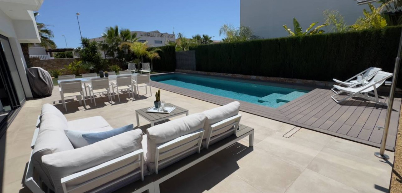 Sale - Villa -
Ciudad Quesada
