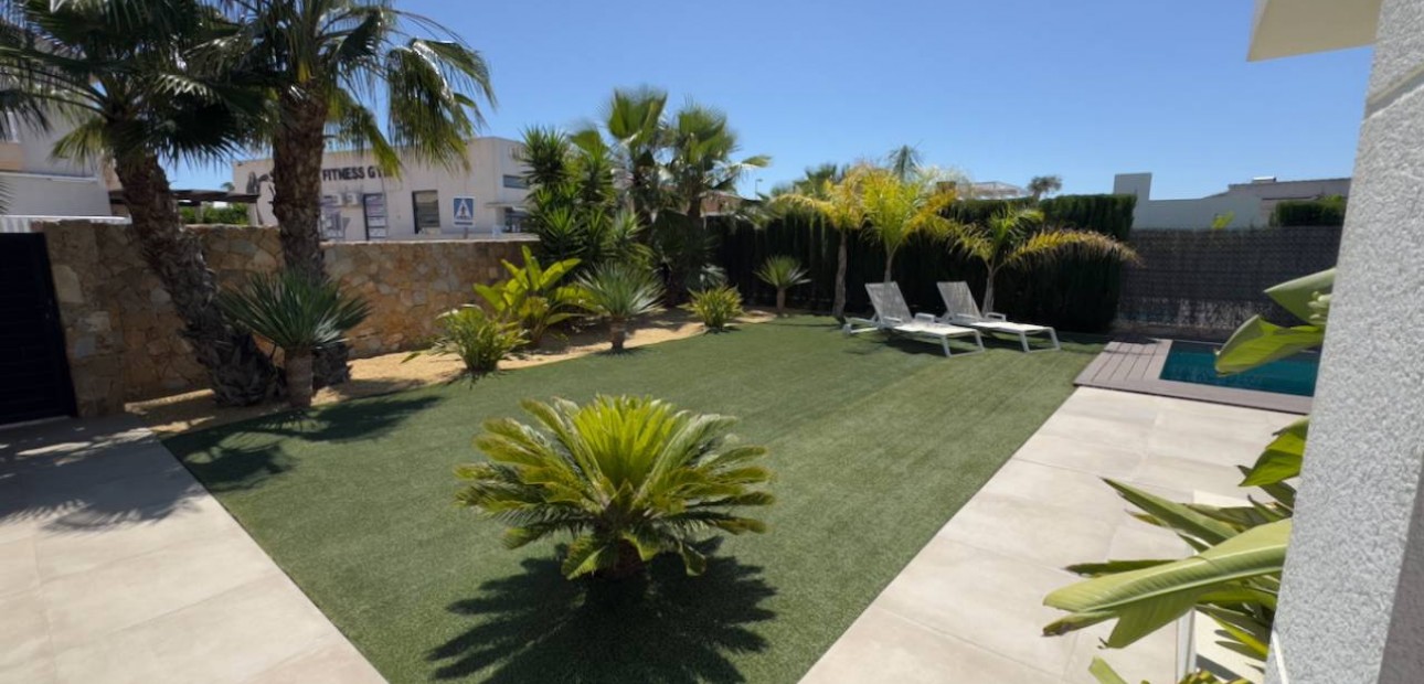 Sale - Villa -
Ciudad Quesada
