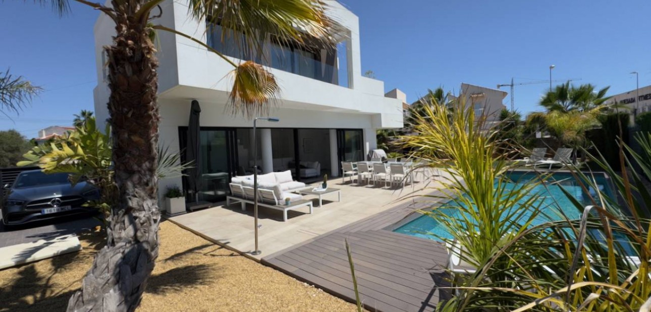 Sale - Villa -
Ciudad Quesada