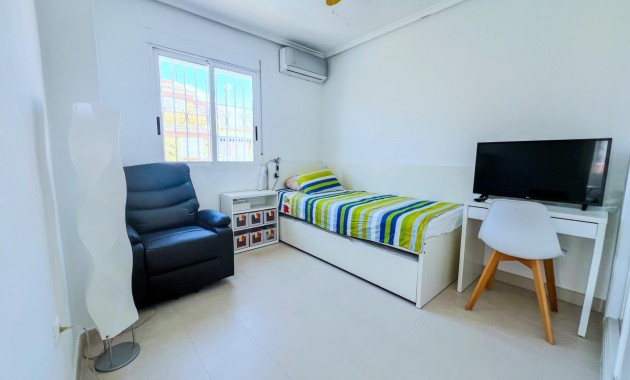 Sale - Bungalow -
Torrevieja - La veleta