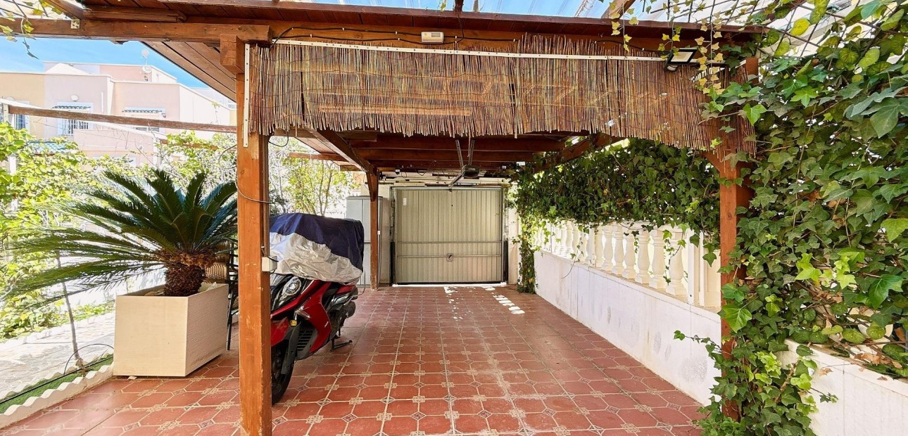 Venta - Terraced house -
Orihuela Costa - La Florida
